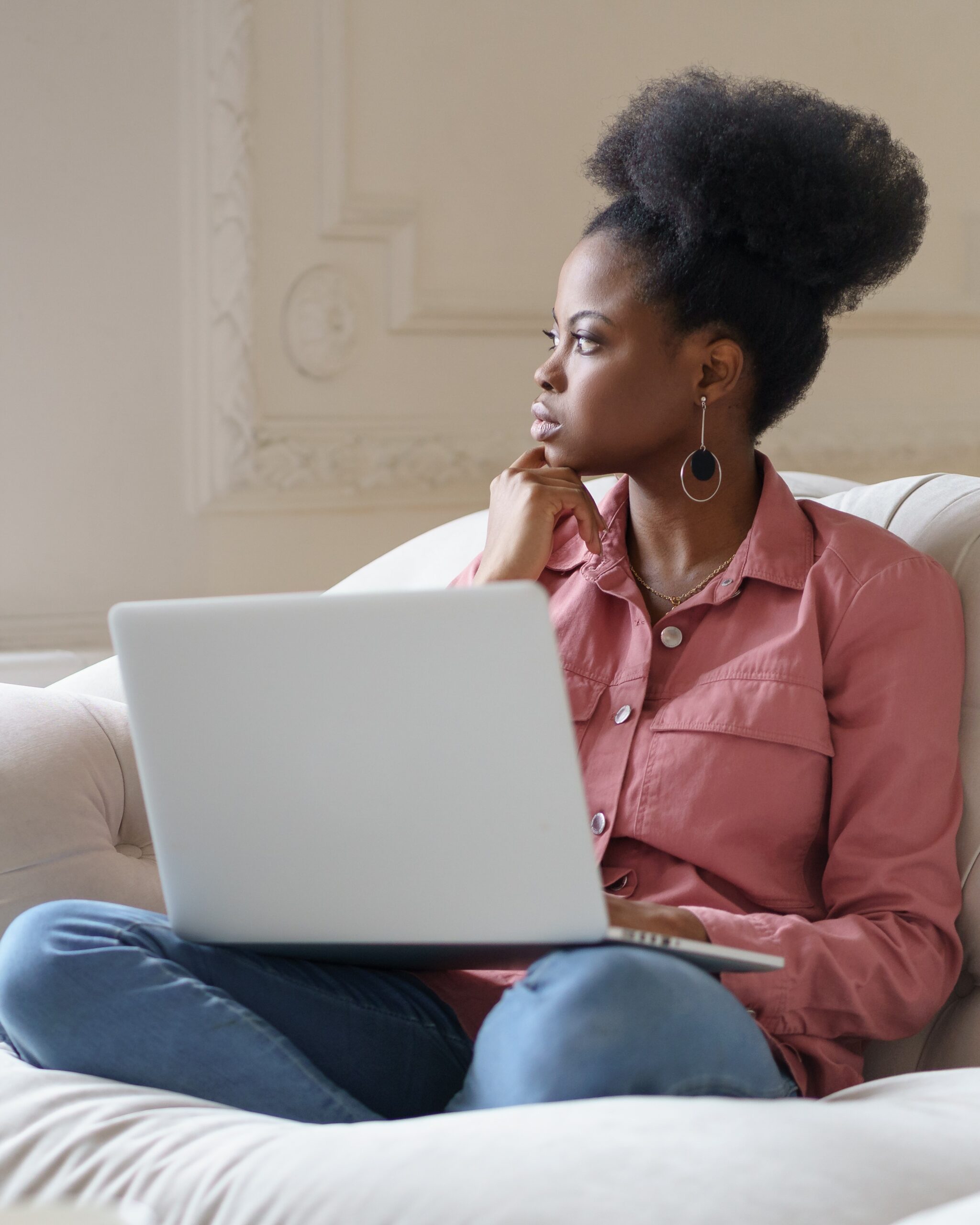 Confirm Your Pregnancy Woman searching online "Am I Pregnant?"