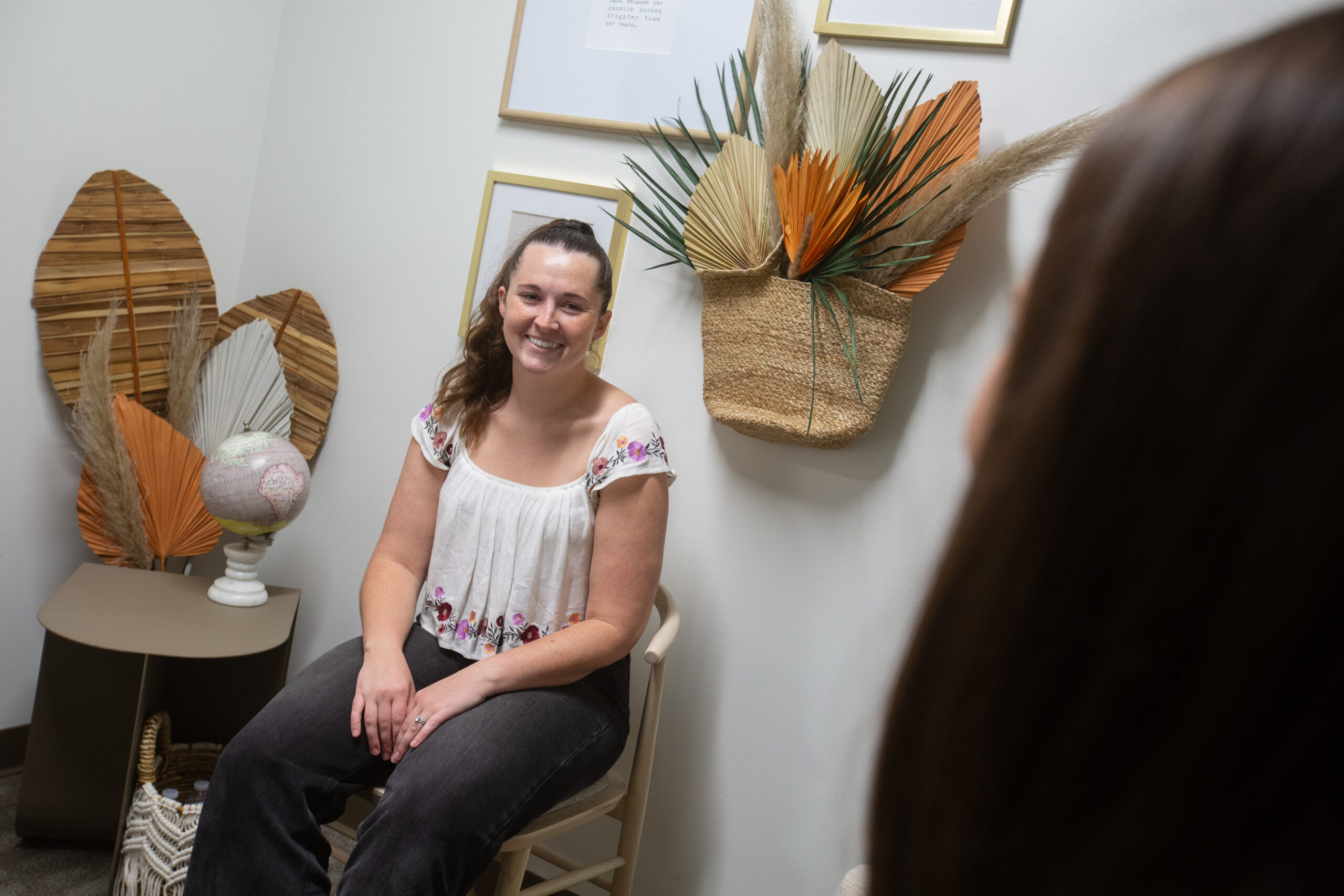 A woman researching "How early do pregnancy symptoms start?"