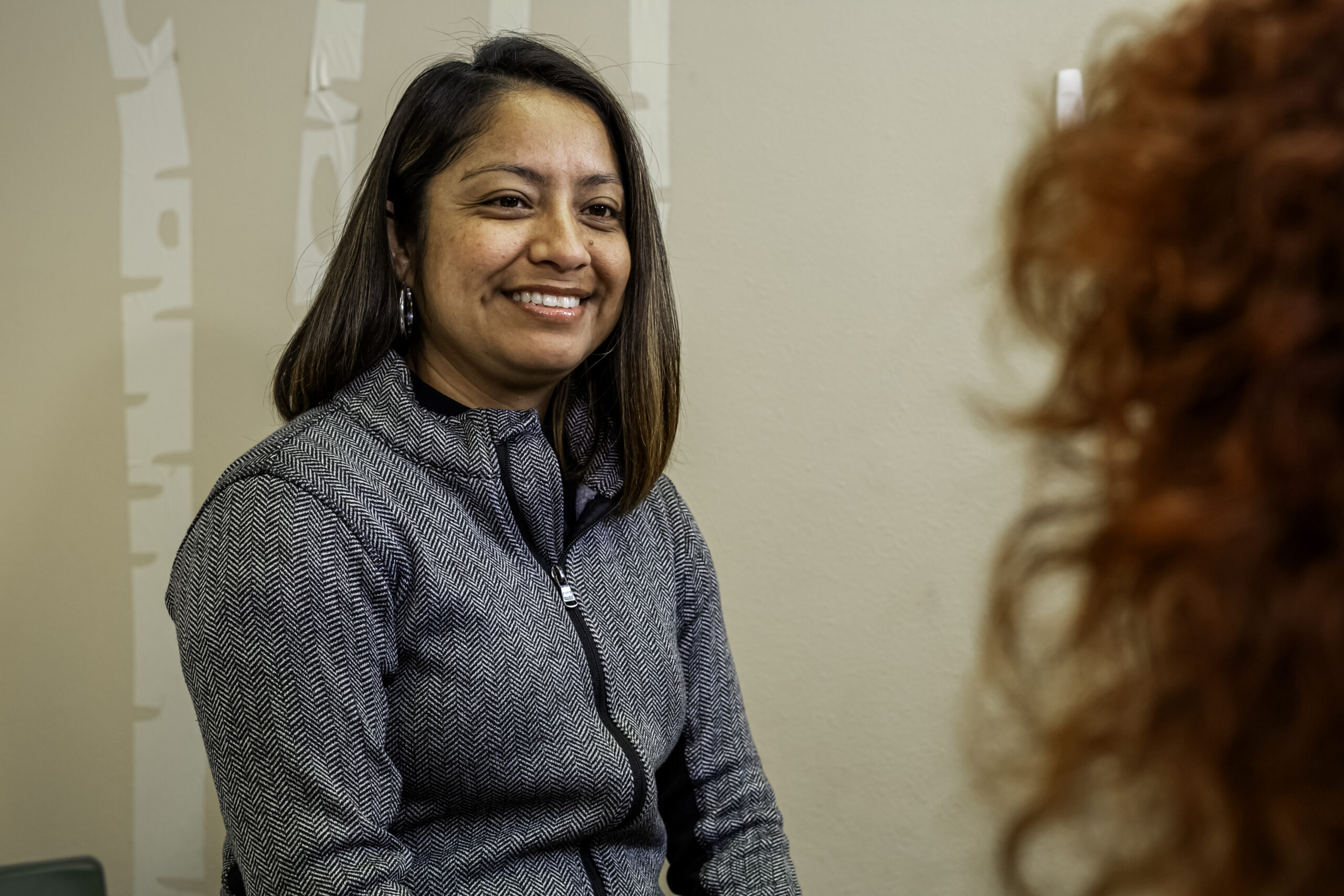 A woman researching "How early do pregnancy symptoms start?"